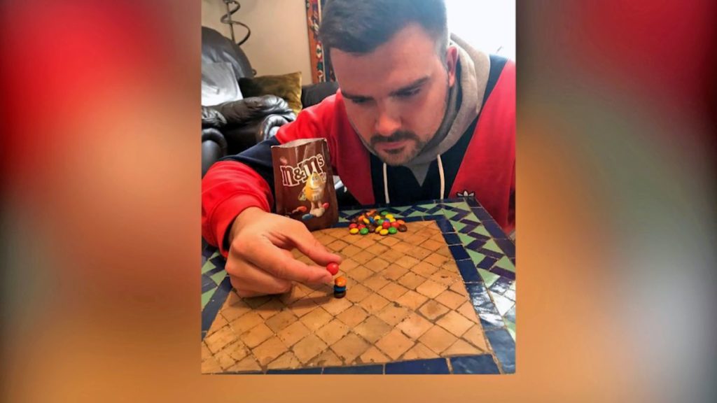 Will Cutbill, Un ingénieur civil britannique à le privilège d'avoir son nom inscrit dans le Guinness Book des records… pour avoir empilé cinq M&M's !